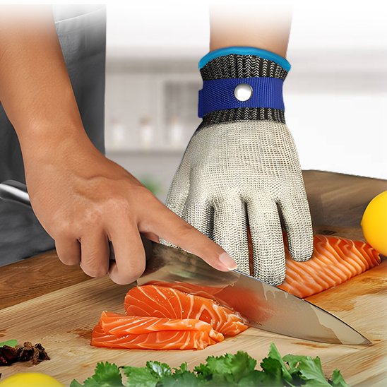 Gant anti coupure porté pour couper du poisson