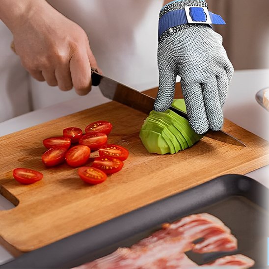 Gant anti coupure porté pour couper un avocat