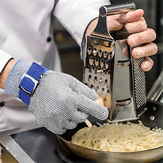 Gant anti coupure porté pour râper du fromage