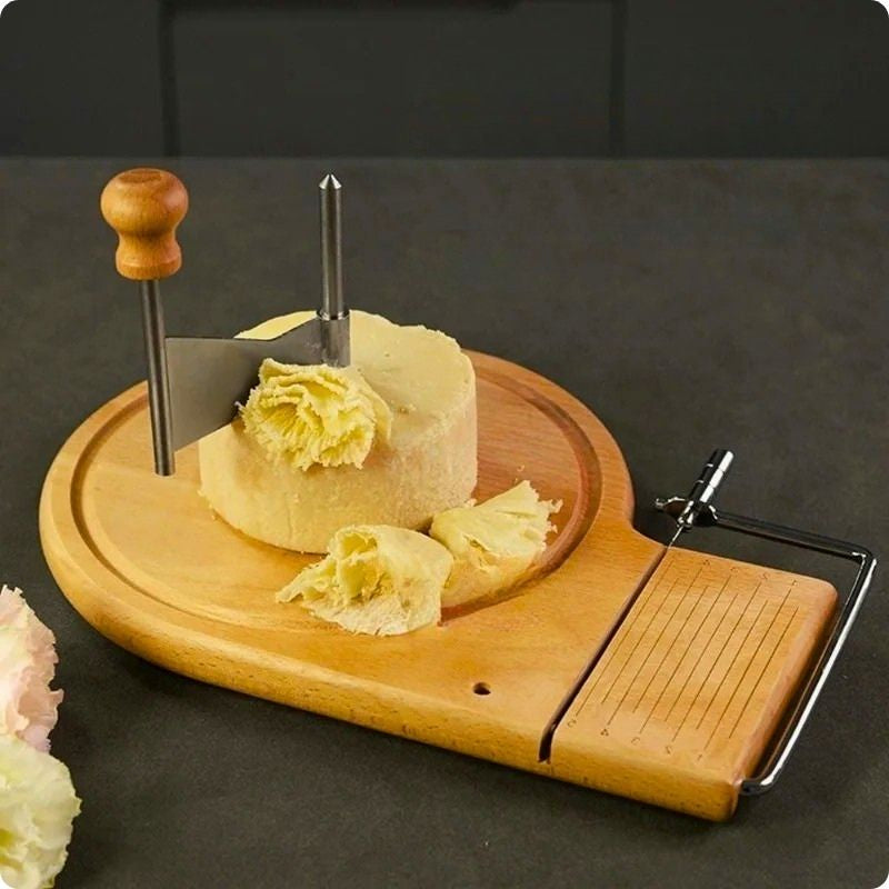 Girolle à fromage girol'ine présentée avec fromage dessue