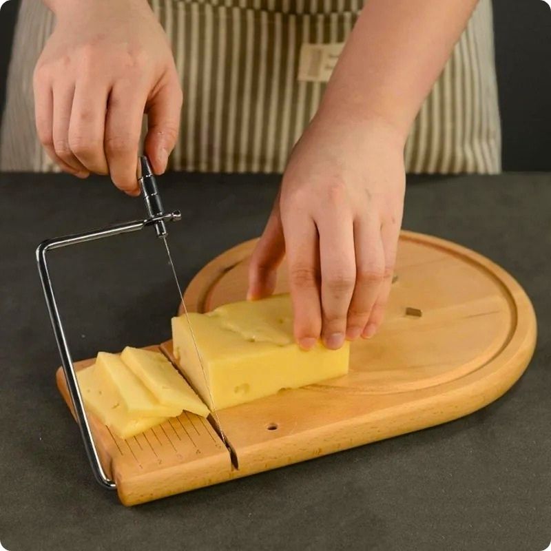 Girolle à fromage girol'ine utilisée pour trancher fromage
