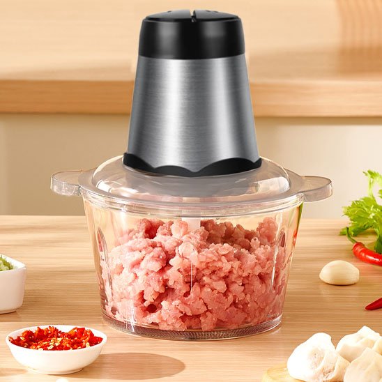 Hachoir à viande électrique posé sur une table en cuisine