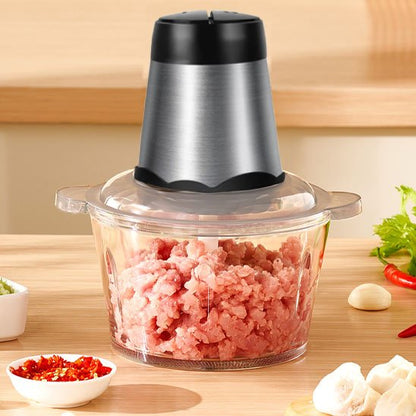Hachoir à viande électrique posé sur une table en cuisine