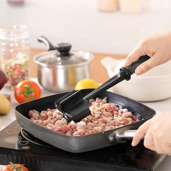 Hachoir a viande manuel ergonomique et pratique pour préparer la viande