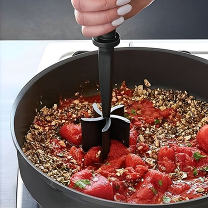 Hachoir a viande manuel utilisé pour mélanger et hacher viande et tomates