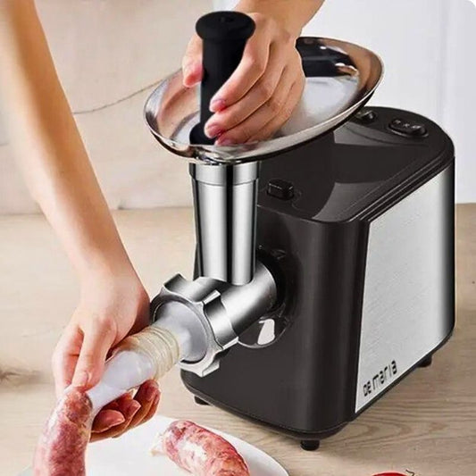 Personne préparant saucisse avec un hachoir à viande