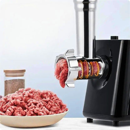 Assiette de viande posée devant unehachoir à viande