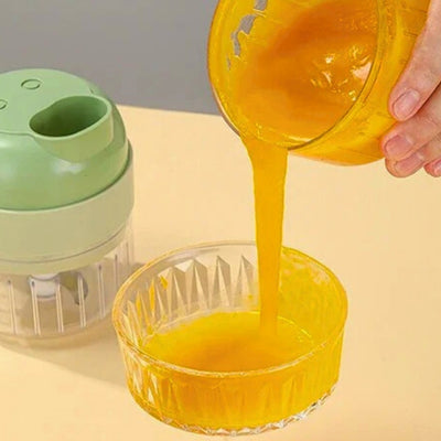 Personne en train de verser dans un ramequin la sauce contenu dans un réservoir d'un hachoir electrique, à côté un hachoir electrique.