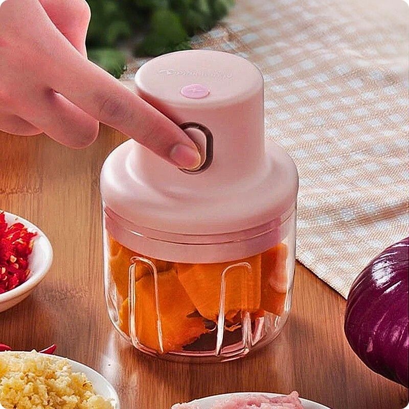 Hachoir électrique finehach'ine avec doigt appuyant sur bouton