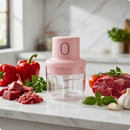 Hachoir électrique finehach'ine posé sur plan de travail avec viande