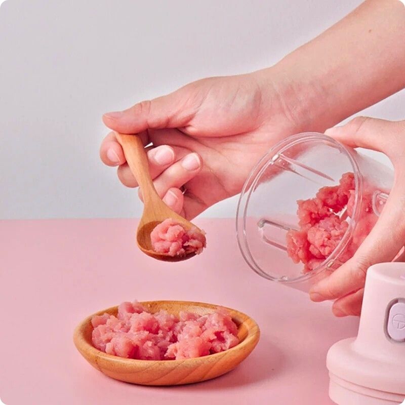 Hachoir électrique finehach'ine utlisé pour remplir une assiette