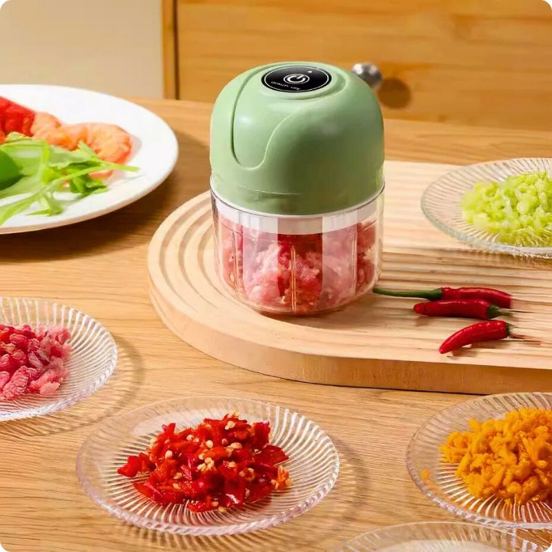 Hachoir électrique vert posé sur table