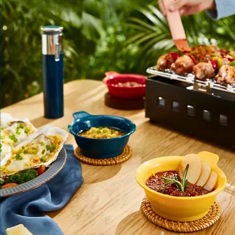 hachoir électrique quattro'ine sur table à côté barbecue