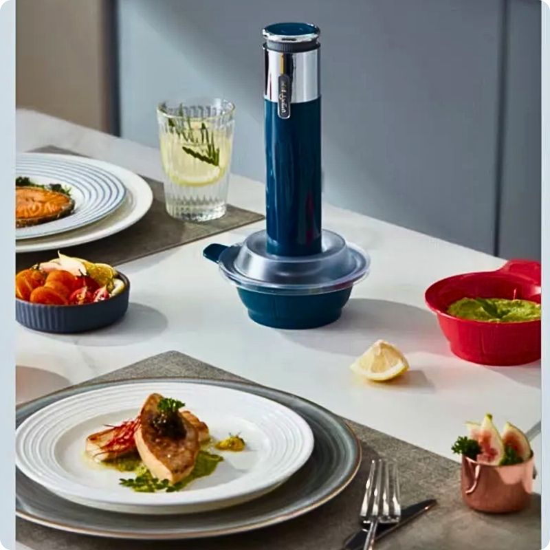 hachoir électrique quattro'ine sur table avec petit réservoir