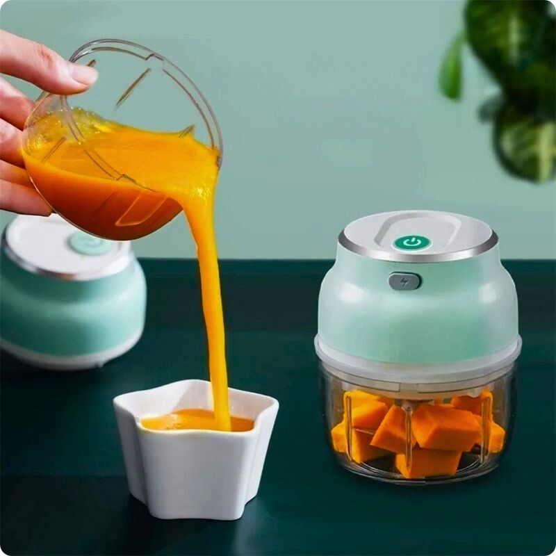Hachoir electrique turbo boost'ine sur table avec soupe versée dans bol