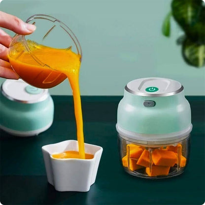 Hachoir electrique turbo boost'ine sur table avec soupe versée dans bol