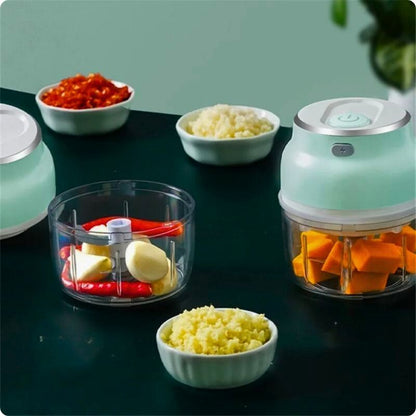 Hachoir electrique turbo boost'ine sur table rempli d'ails et piments