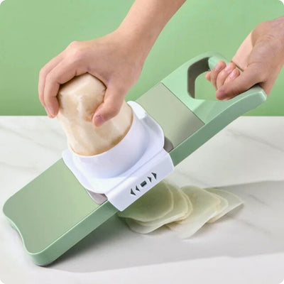 Mandoline cuisine coupe une patate en fine rondelle.