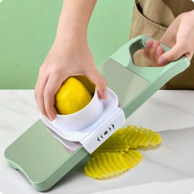 Mandoline cuisine coupe une pomme de terre en rondelle dentelée.