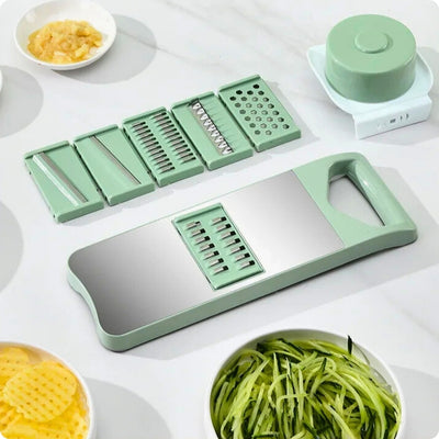 Mandoline cuisine posée sur une table avec ses ustensiles.