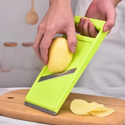 Mandoline cuisine chef coupe zen utilisée pour trancher une pomme de terre