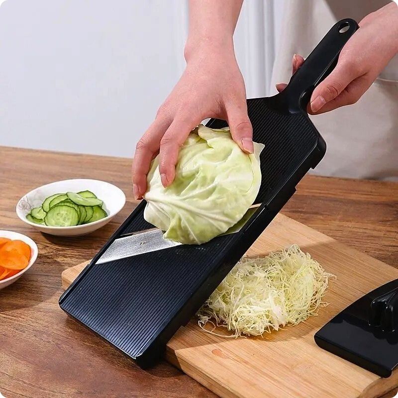 Mandoline cuisine simple coupe chou au dessus planche