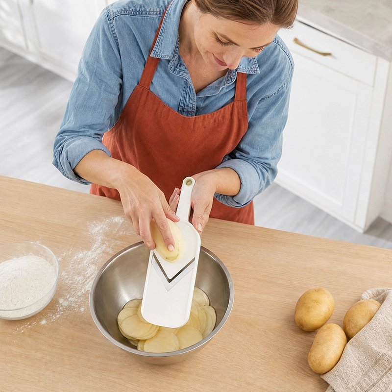 Mandoline Cuisine utilisée par une femme qui tranche des pomme de terres