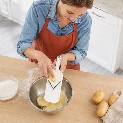 Mandoline Cuisine utilisée par une femme qui tranche des pomme de terres