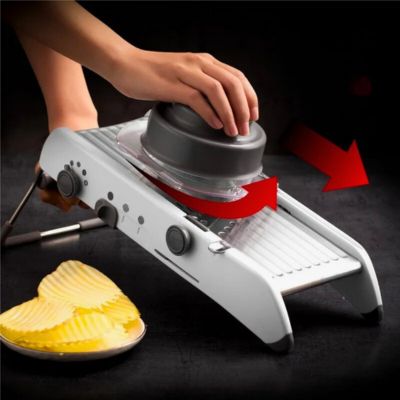 Mandoline cuisine utilisée par personne avec flèche de rotation