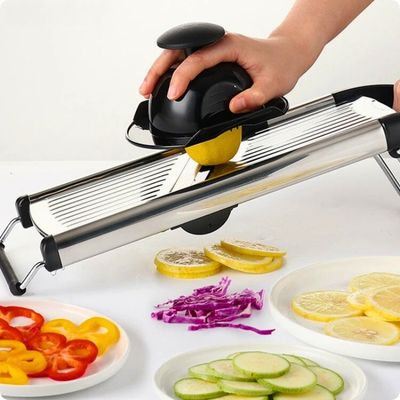 Mandoline japonaise coupant un citron en rondelle.