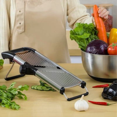Mandoline japonaise posée sur une table avec ail devant.