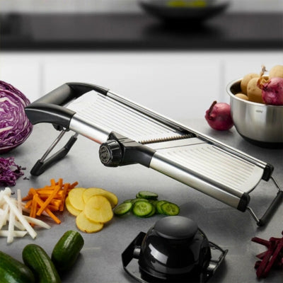 Mandoline japonaise avec des légumes coupés dessous.