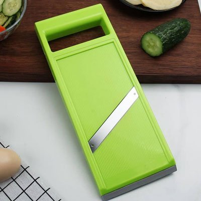 Mandoline japonaise exposé sur un plan de travail en cuisine