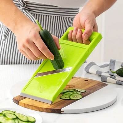 Mandoline Japonaise tranchant de fine lamelles de concombre