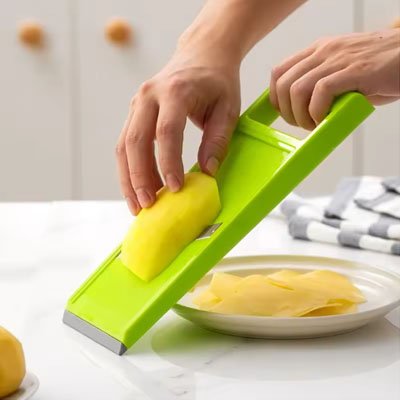 Mandoline Japonaise utilisé en cuisine avec des pomme de terre