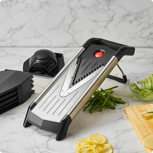 Mandoline japonaise sur table avec julienne légumes dessous.