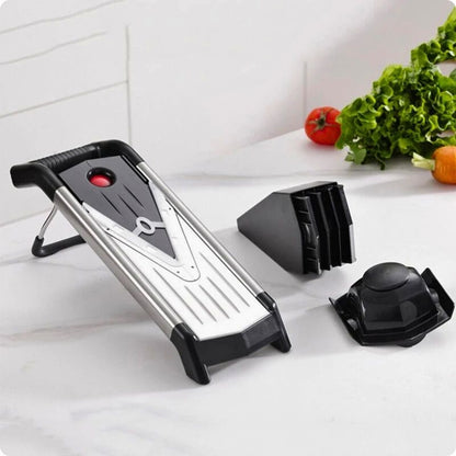 Mandoline japonaise sur table avec ustensiles de coupe à côté.