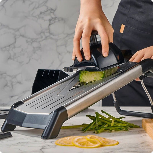 Personne coupant en julienne courgette avec mandoline japonaise
