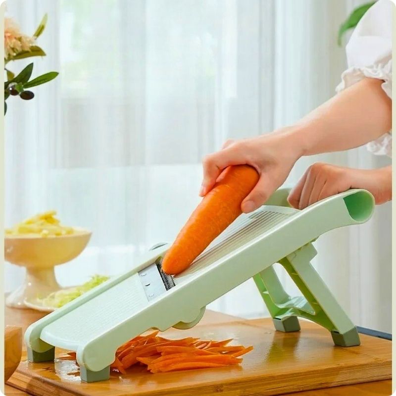 Mandoline japonaise coupe une carotte en julienne