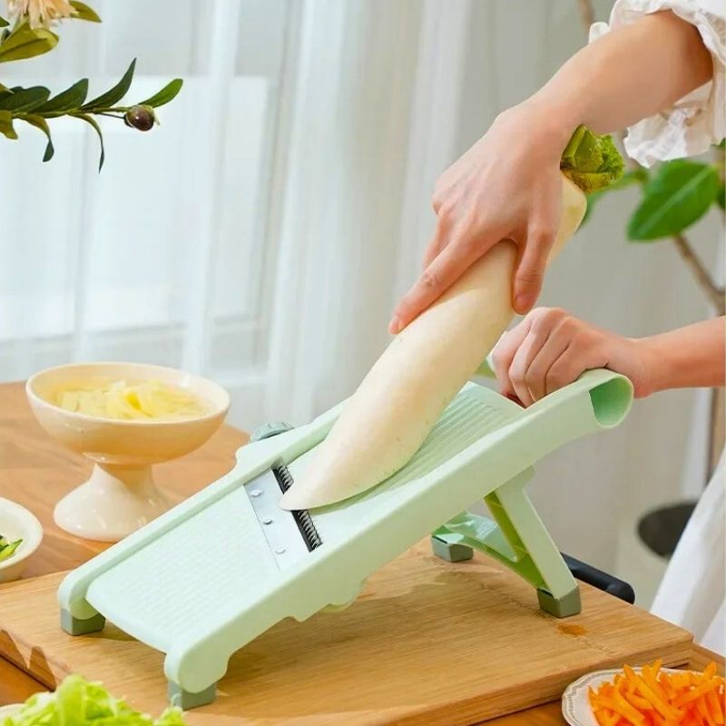 Mandoline japonaise coupe un navet en tranche