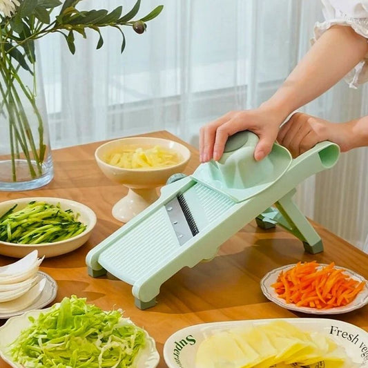 Mandoline japonaise sur table côté plats légumes