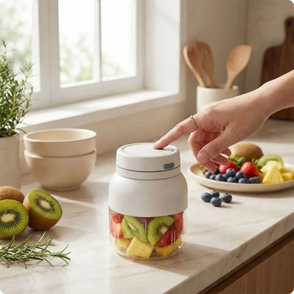 Mini blender sur table avec doigt qui appuie sur bouton