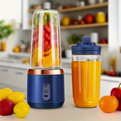 Mini blender sur une table à côté d'un shaker.