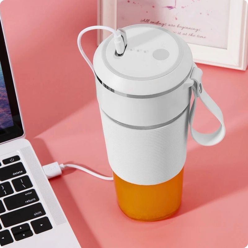 Mini blender branché à un ordinateur