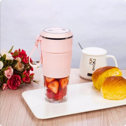 Mini blender posé dans une assiette