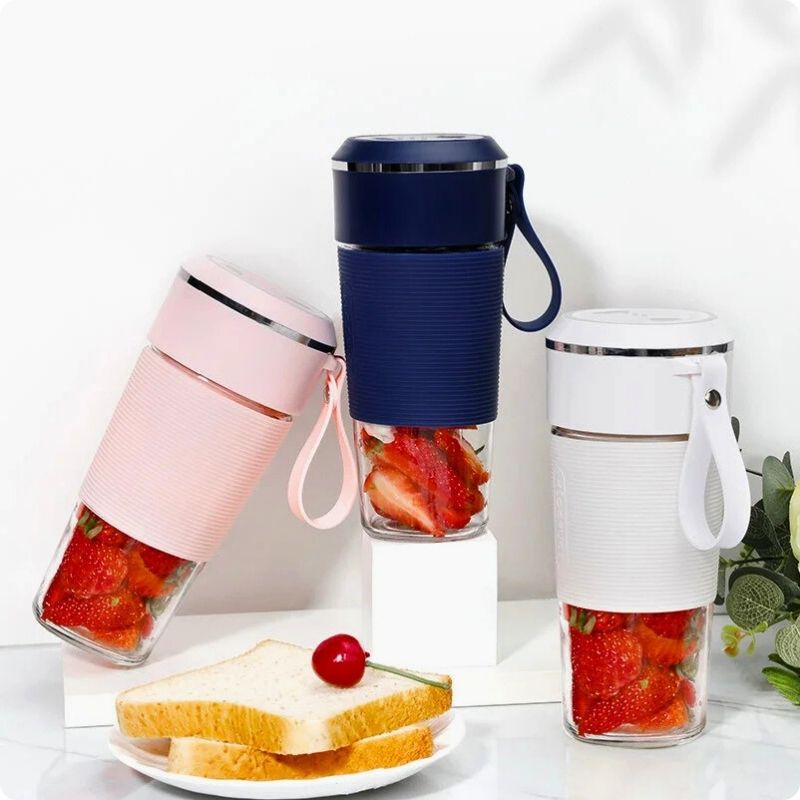 3 mini blender sur une table