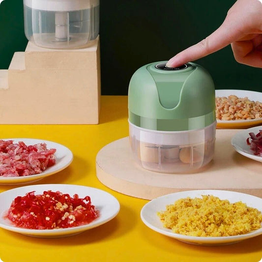 Mini hachoir condimix'ine sur planche avec doigt sur bouton