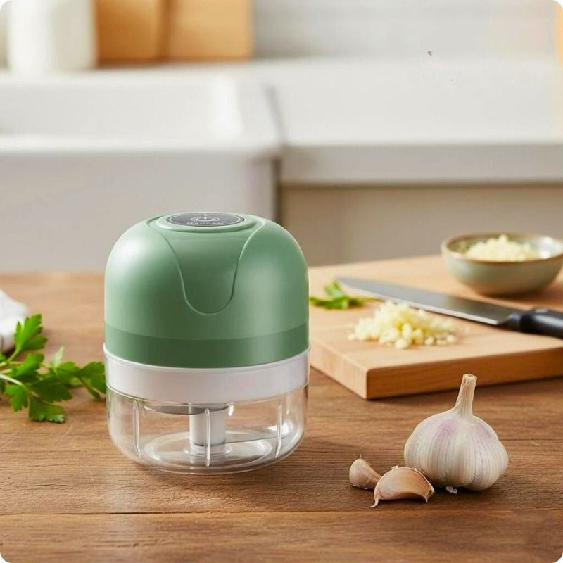 Mini hachoir condimix'ine vert sur table