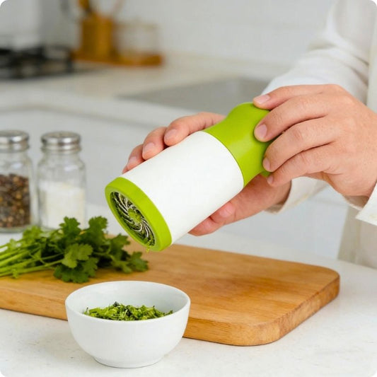 Mini hachoir herb'ine utilisé pour hacher herbe sur bol