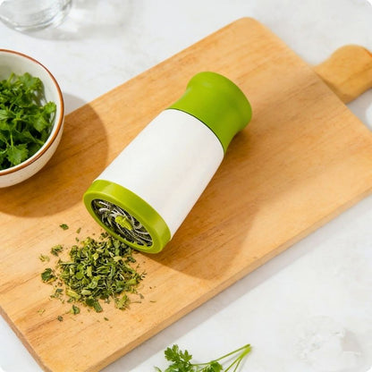 Mini hachoir herb'ine posé allongé sur planche